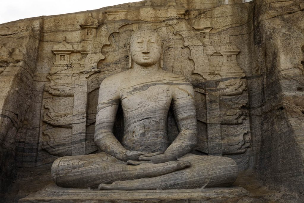 Bouddha assis sculpté dans la roche à Polonnaruwa