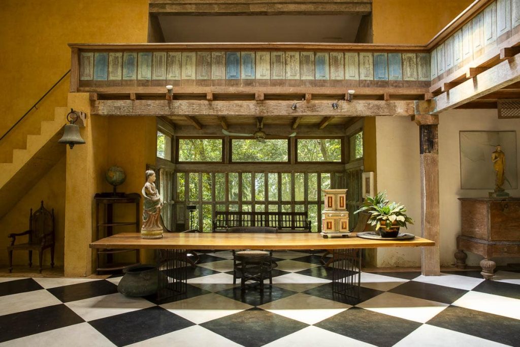 Bureau de Geoffrey Bawa donnant sur une nature luxuriante