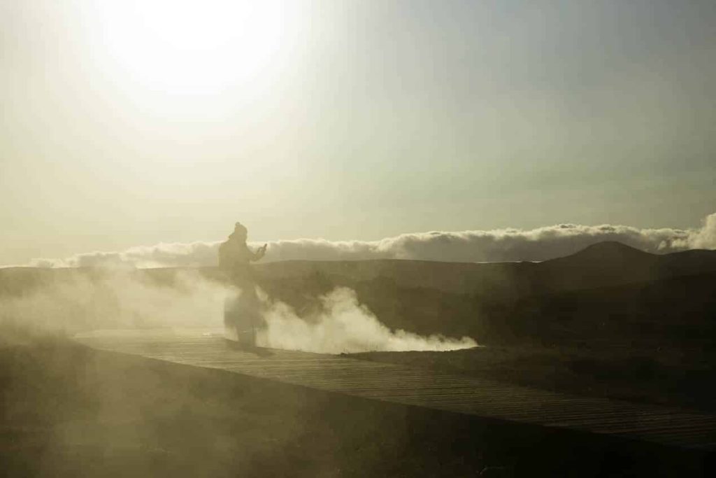 personne dans la fumée de géothermie en Islande