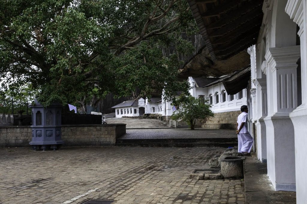 Cour desservant les différentes grottes de Dambulla, un temple incontournable dans le triangle culturel du Sri Lanka