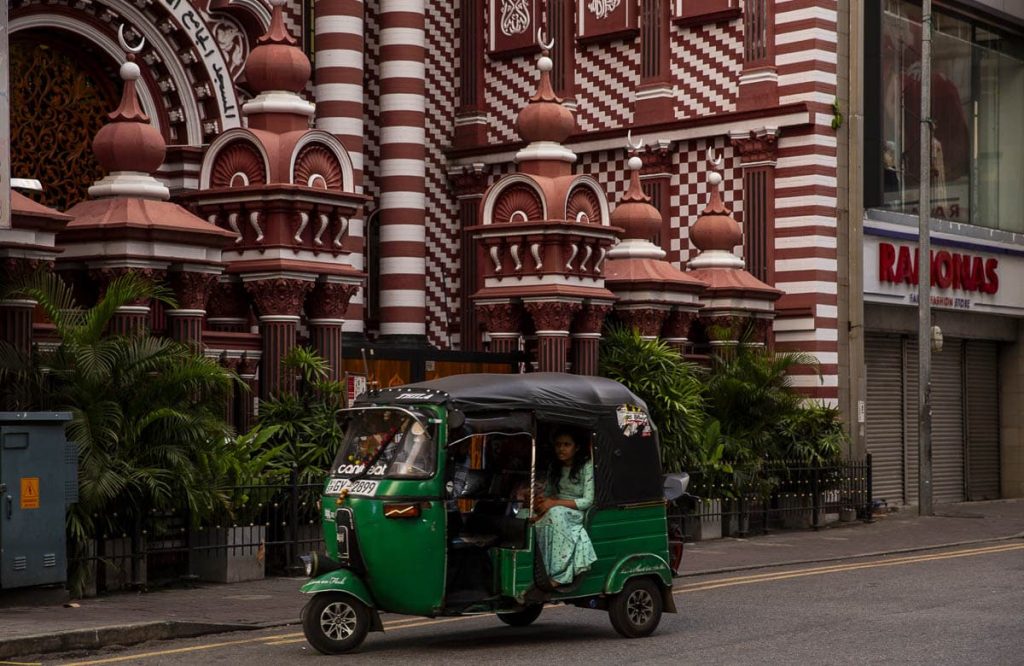 tuk tuk devant la mosquée rouge de colombo