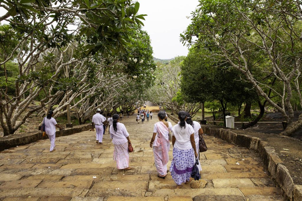 pèlerins descendant des escaliers vers le site archéologique de Mihintale, un incontournable à voir au Sri Lanka