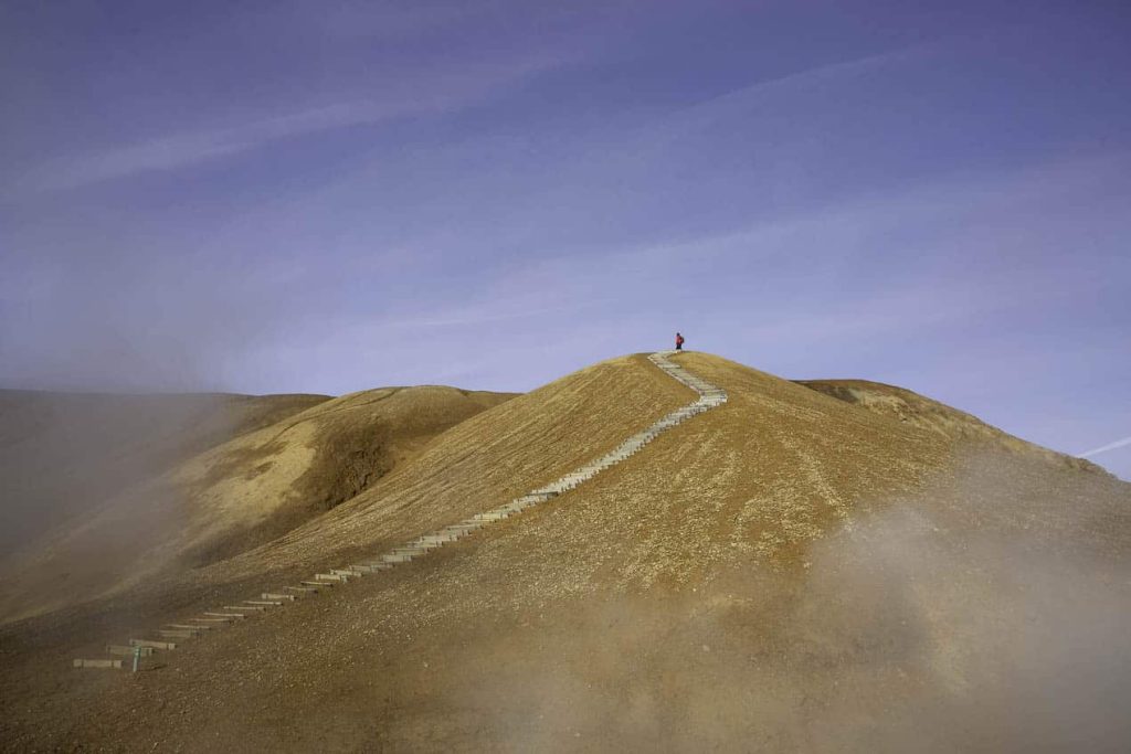 femme en haut d'un escalier des montagnes ocres du Kerlingarfjoll