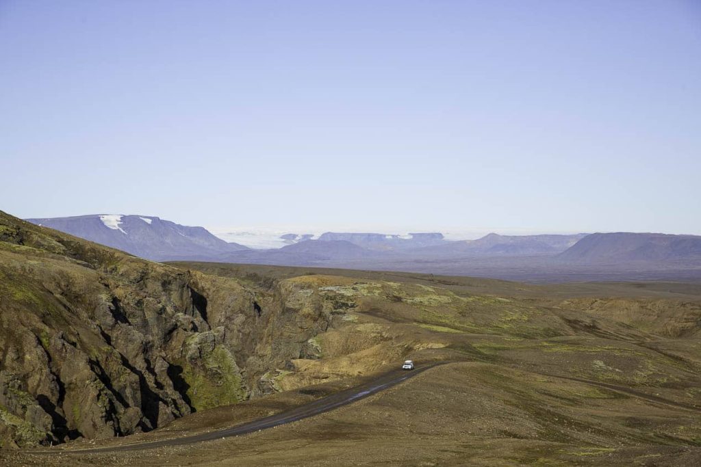 route sinueuse dans le désert du centre de l'Islande