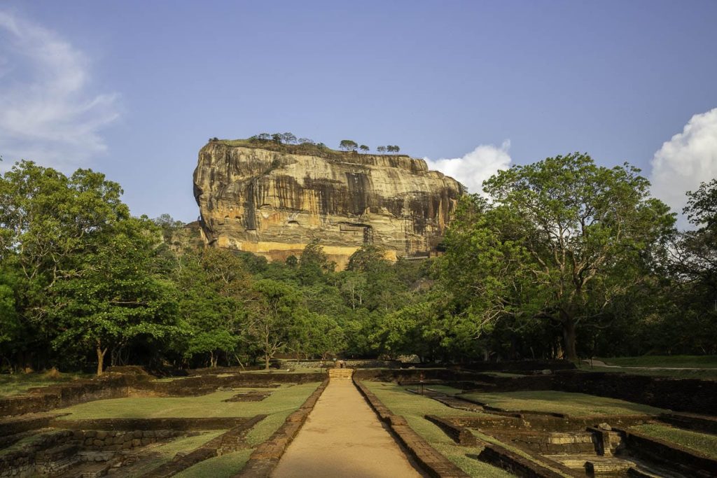 vue sur le rocher de sigiriya en haut duquel se trouve la citadelle royale