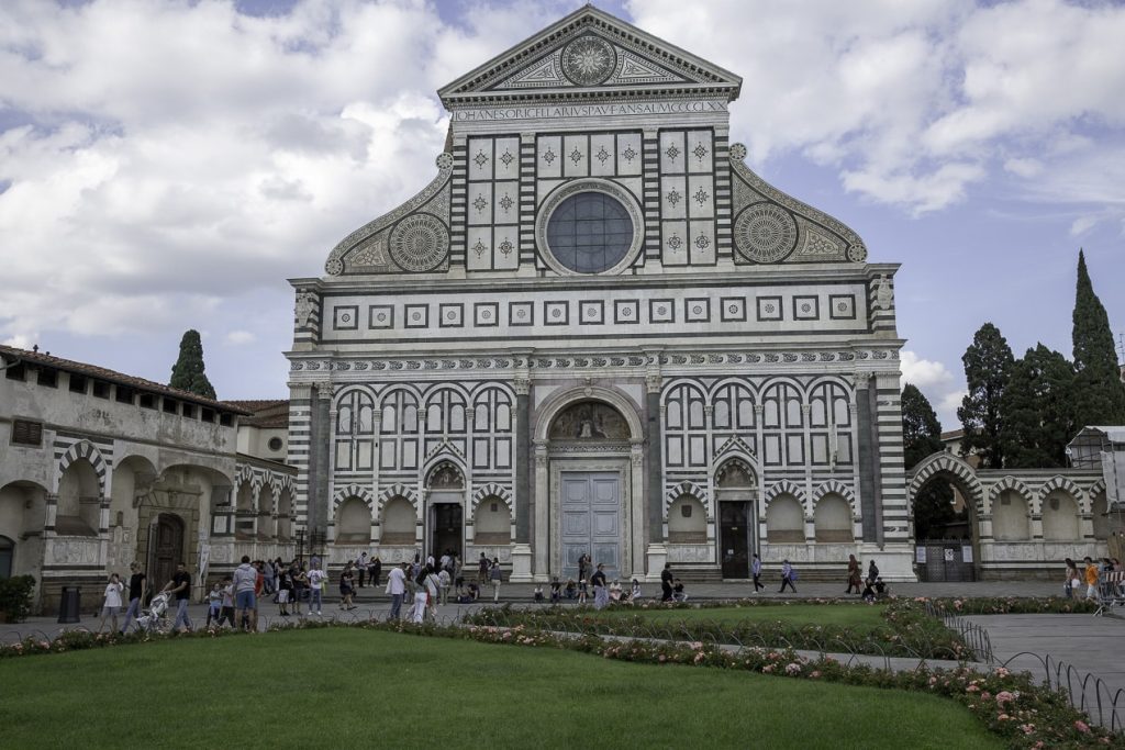 Façade en marbre très travaillé de la basilique Santa Maria Novella à Florence