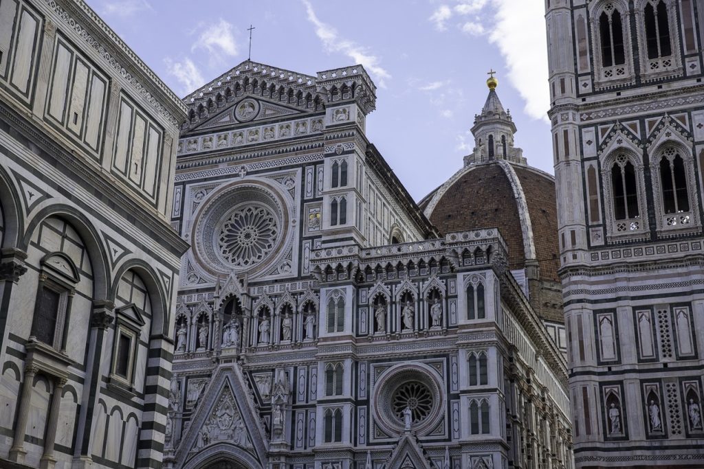 Façade richement travaillée de la cathédrale Santa Maria del Fiore à Florence, un incontournable à visiter pour admirer l'architecture gothique italienne