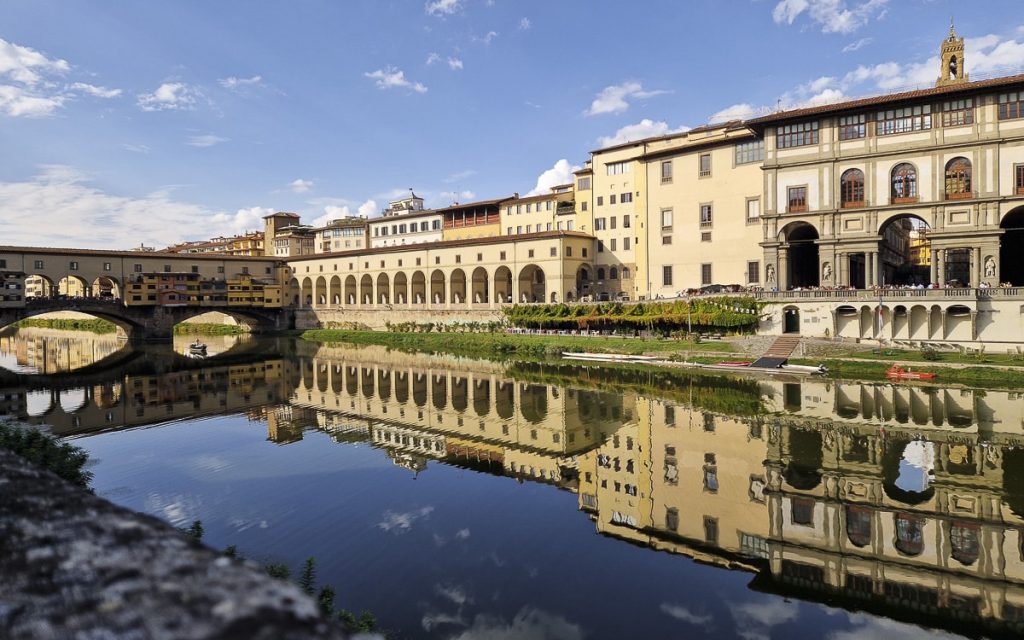 Vue sur le corridor de Vasari qui surplombe le l'Arno à Florence, un passage historique reliant le Palazzo Vecchio au Palais Pitti