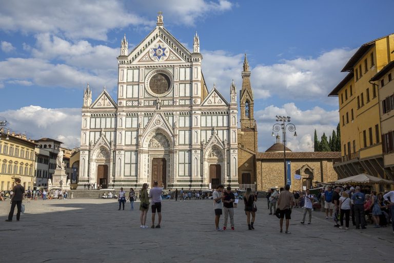 Façade néogothique en marbre blanc de la basilique Santa Croce à Florence