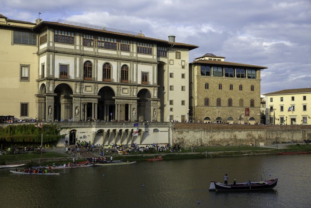 Façade de la Galerie des Offices à Florence, l'un des musées les plus célèbres d'Italie, abritant des chefs-d'œuvre de la Renaissance