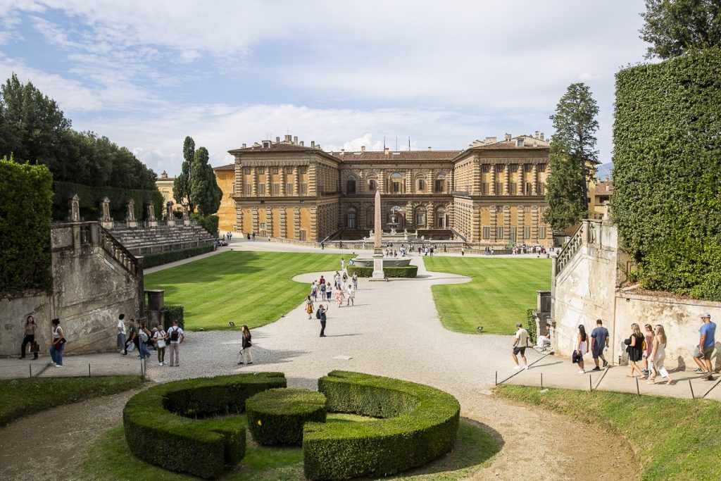 Façade arrière du Palais Pitti et entrée des jardins de Boboli, un site majestueux à visiter pour découvrir l’art et la nature au cœur de Florence