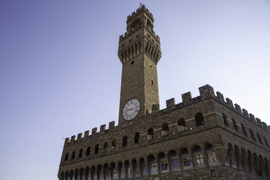 Façade du Palazzo Vecchio et tour d’Arnolfo à Florence, symbole du pouvoir florentin à voir sur la Piazza della Signoria