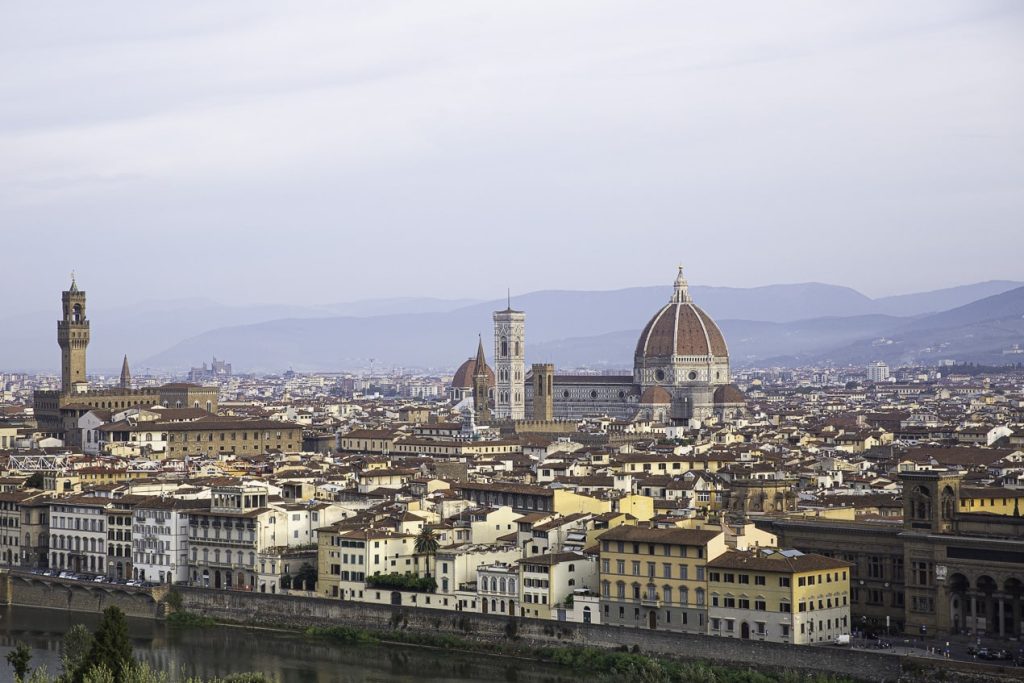 Vue panoramique sur Florence avec le Duomo et la tour de Giotto au coucher du soleil, une image emblématique de la ville