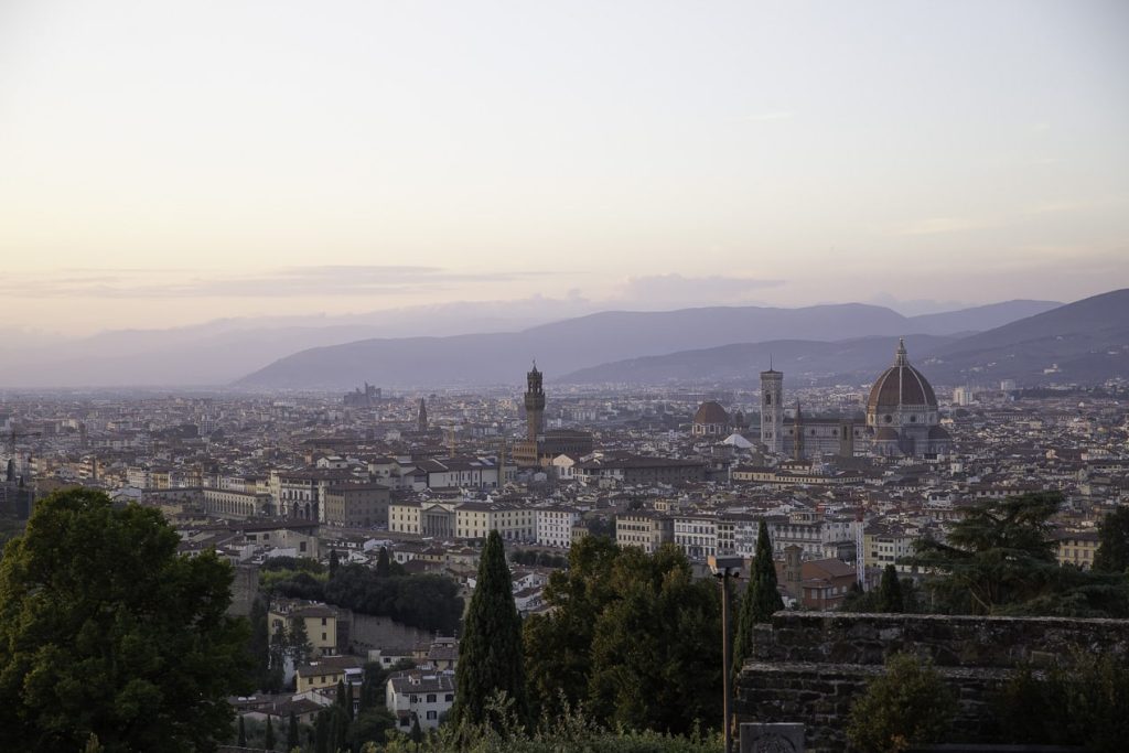Vue panoramique sur Florence depuis San Miniato al Monte, offrant un spectacle exceptionnel sur le Duomo et les toits de la ville