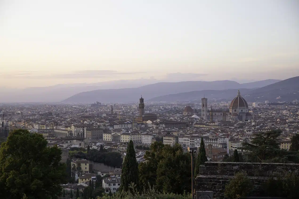 Vue panoramique sur Florence depuis San Miniato al Monte, offrant un spectacle exceptionnel sur le Duomo et les toits de la ville