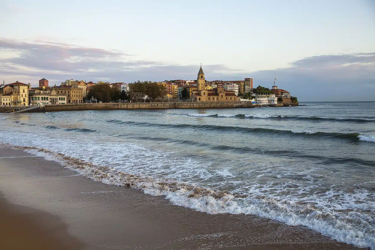 Eglise San Pedro reposant sur l'océan Atlantique à Gijon
