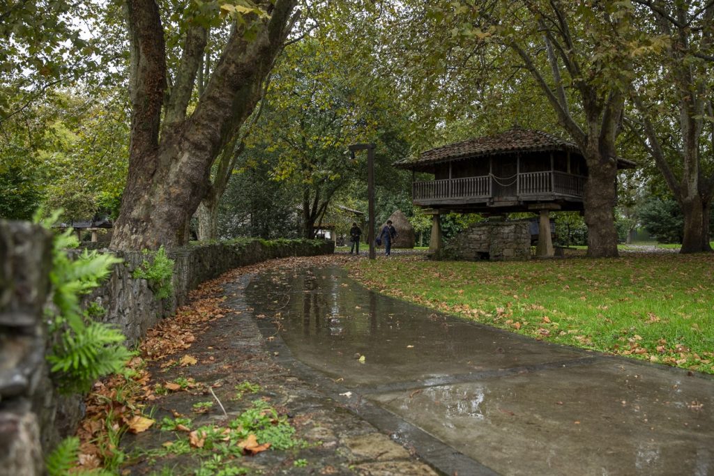 grenier traditionnel sur pilotis que l'on trouve dans les Asturies