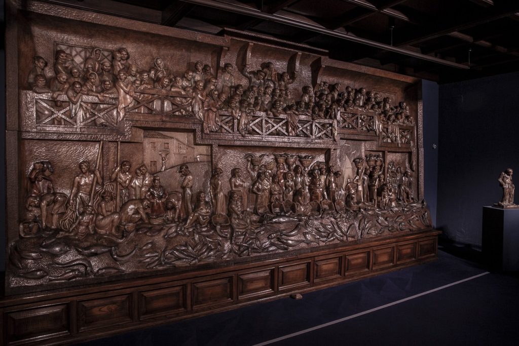 Retable en bois avec des personnages du quartier de Cimavilla sculptés