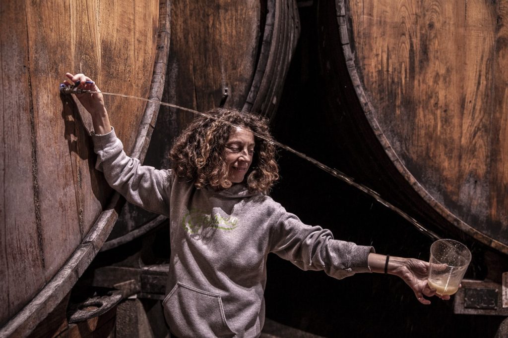 femme testant du cidre de façon traditionnelle dans une cidrerie d'Asturies
