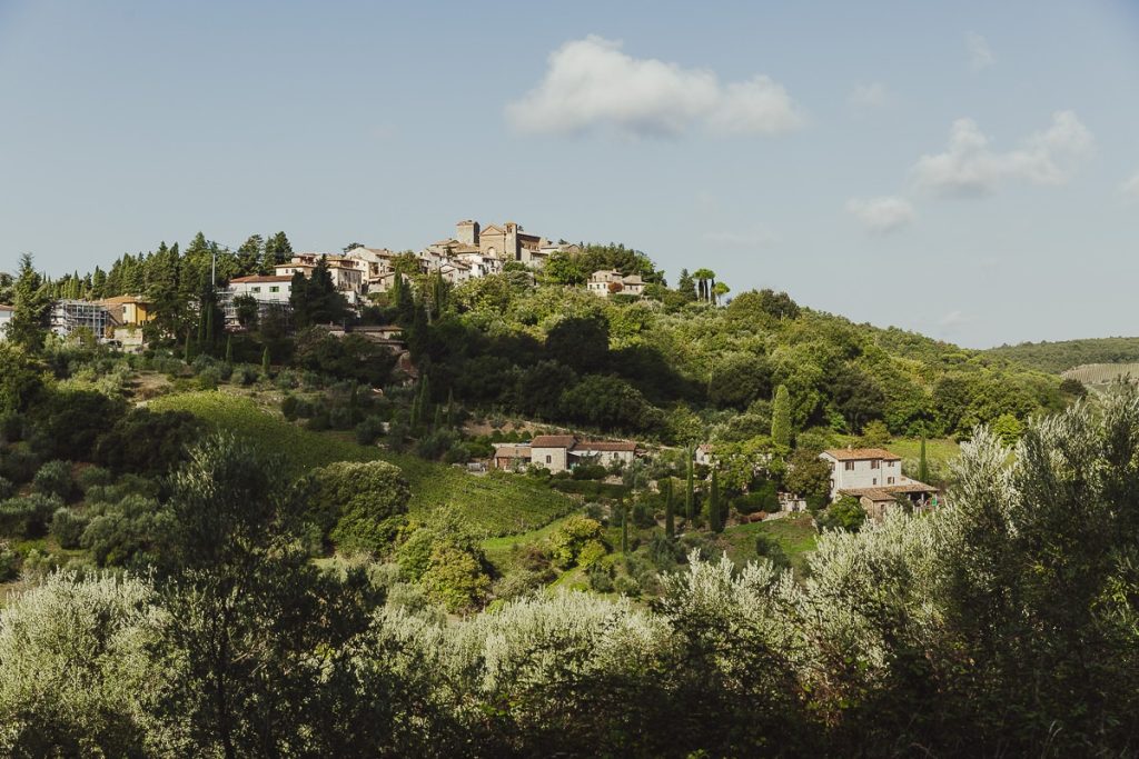 Vue panoramique sur Panzano in Chianti perché sur une colline verdoyante au cœur de la route des vins du Chianti