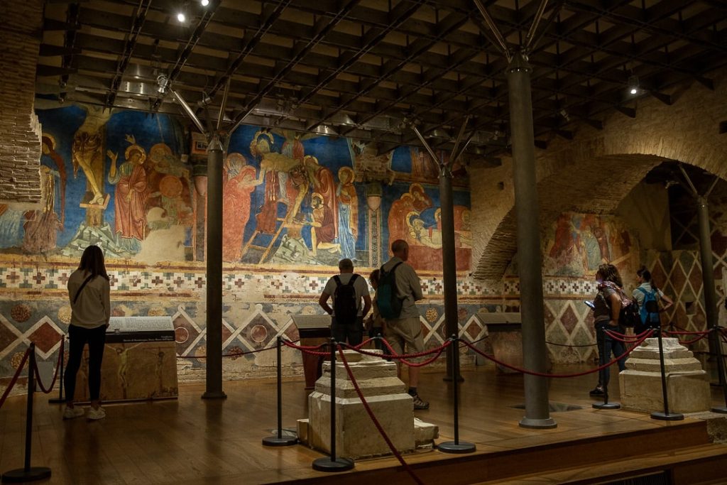 Fresques médiévales de la crypte du Duomo de Sienne aux couleurs préservées, représentant des scènes bibliques
