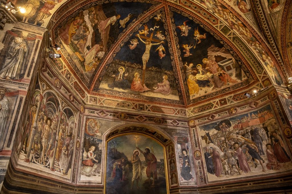 Fresques du baptistère San Giovanni à Sienne illustrant des scènes religieuses avec des couleurs vives et un style gothique