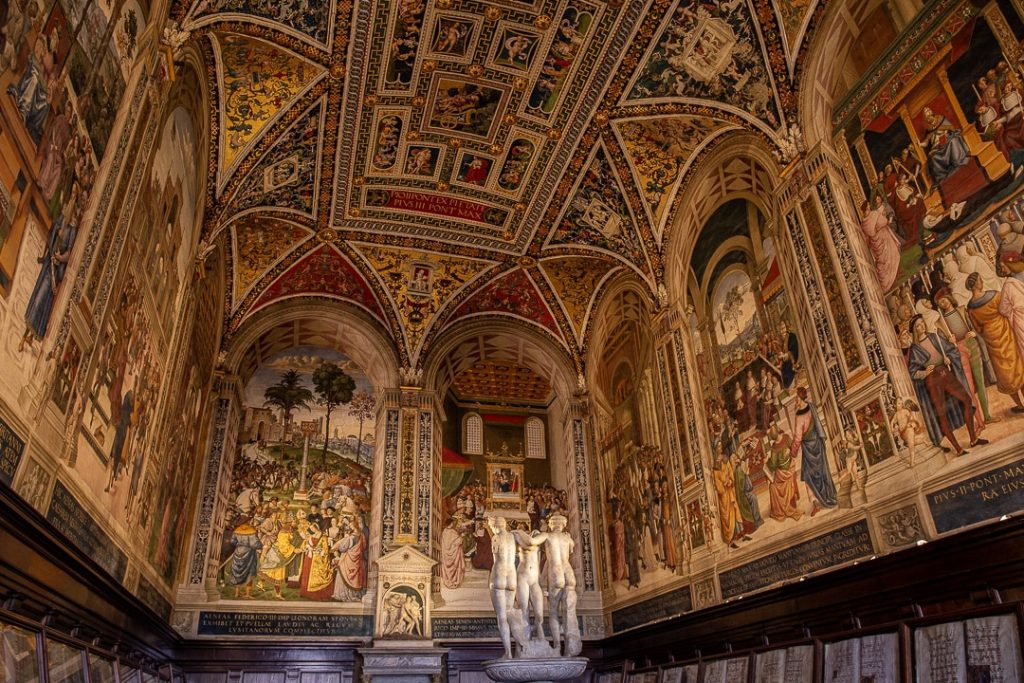 Intérieur de la Libreria Piccolomini dans le duomo de Sienne avec ses fresques colorées de Pinturicchio et son plafond richement décoré
