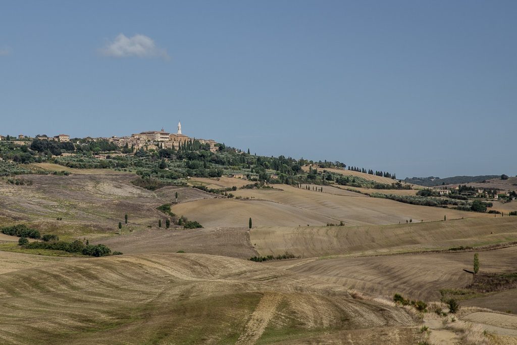 Vue sur la cité perchée de Pienza et les paysages agricoles du Val d'Orcia