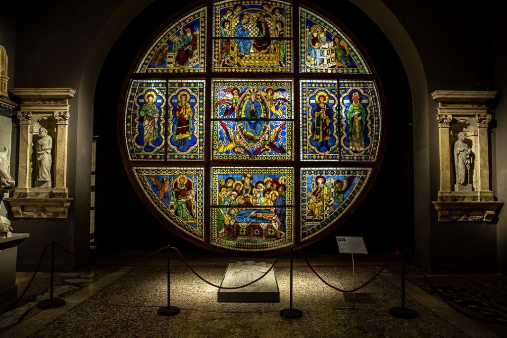 Vitrail original de l'abside de la cathédrale de sienne exposé au musée dell'Opera del Duomo