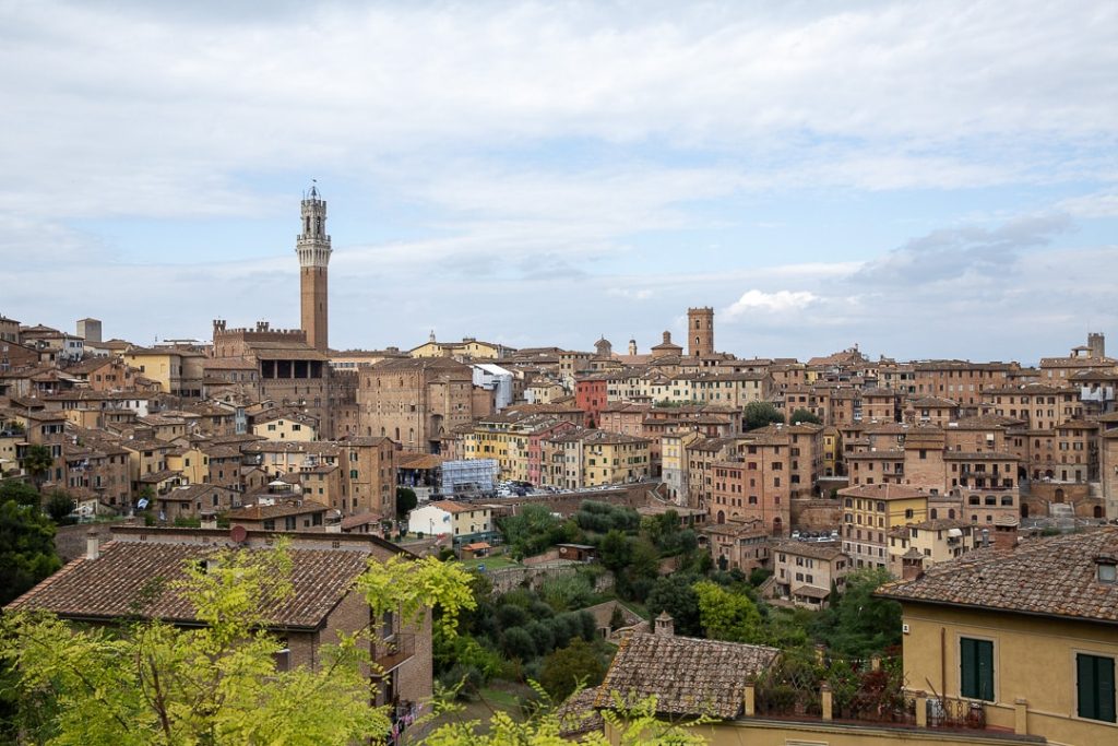 vue panoramique sur les vieux quartiers de sienne depuis l'église sant agostino