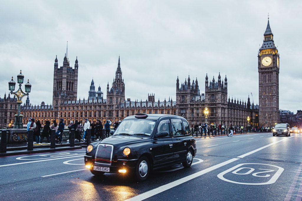 taxi londonien devant Big Ben