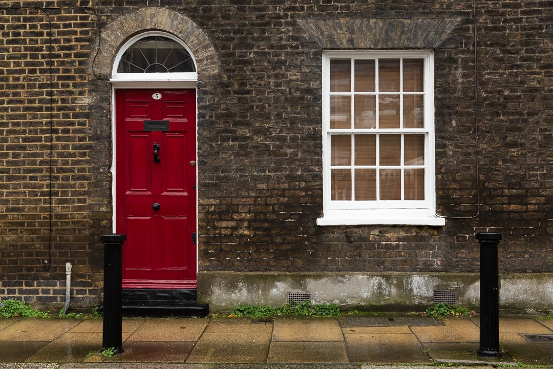 maison victorienne londonienne avec une porte rouge