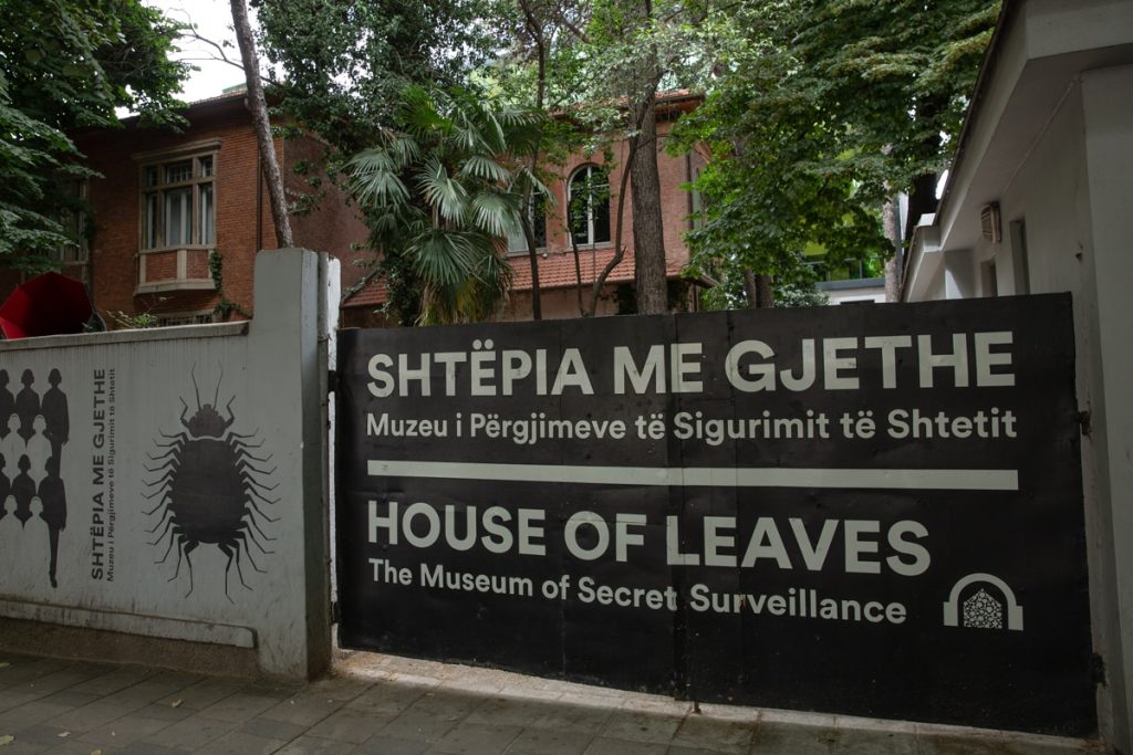 entrée de la maison des feuilles à tirana