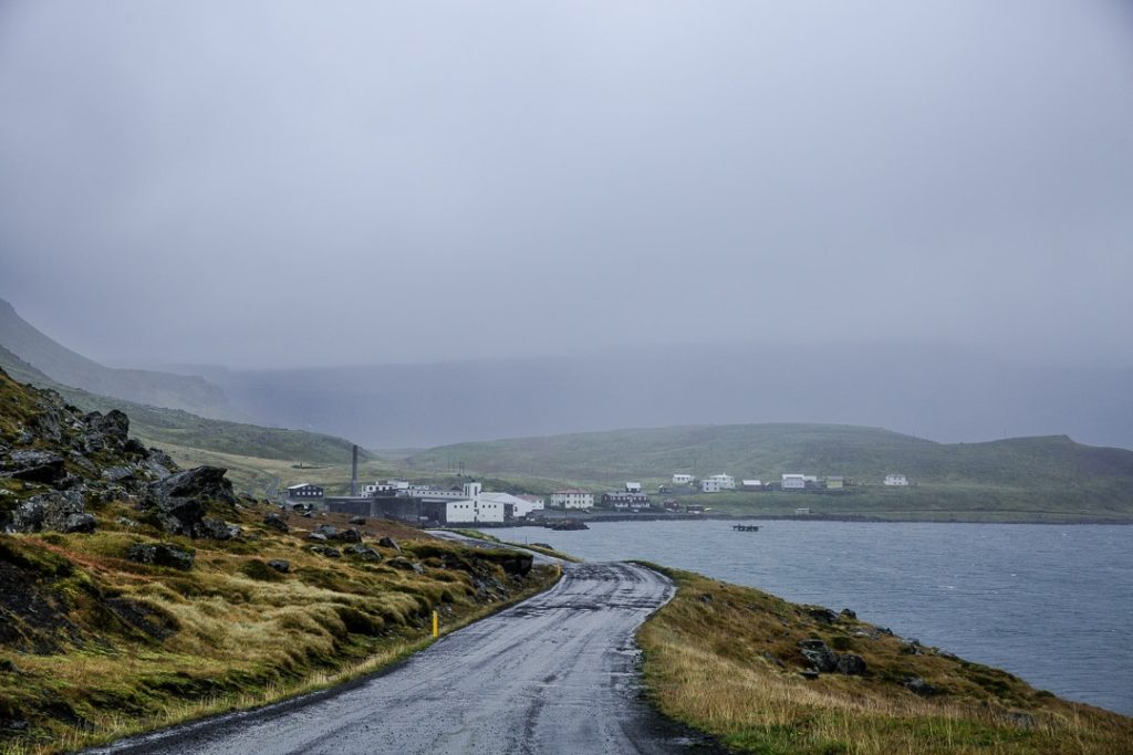 Village de fjord au bout d'une piste