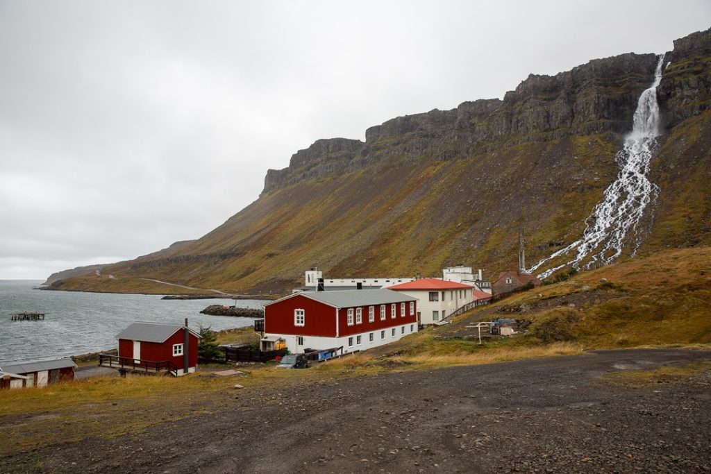 vue sur le village de Djupavik dans les fjords de l'ouest en Islande