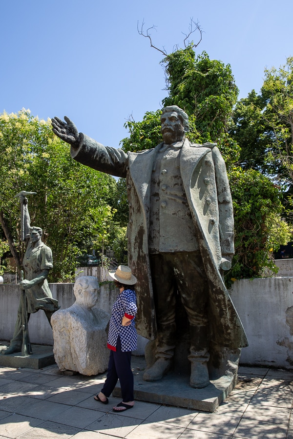 statues des dictateurs communistes Staline, Lenine et Hoxha cachées à Tirana