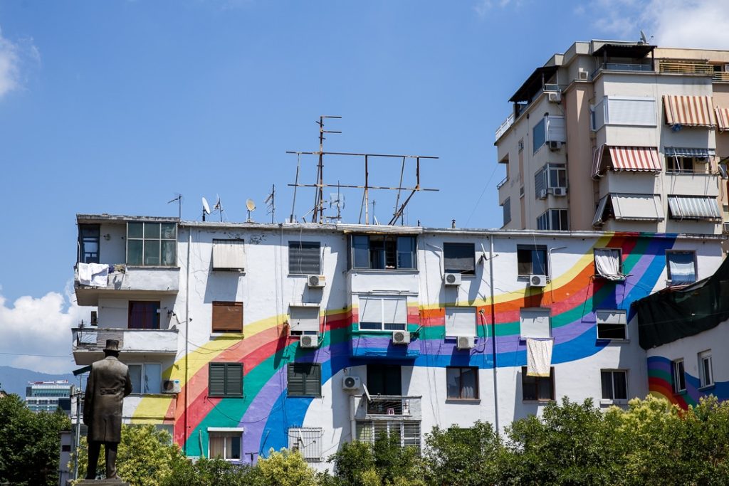 Arc-en-ciel peint sur la façade d'un immeuble de Tirana