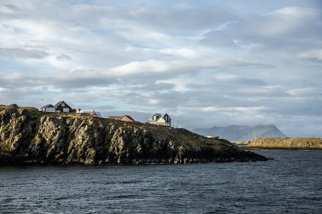 maisons colorées sur une falaise d'un fjord d'Islande