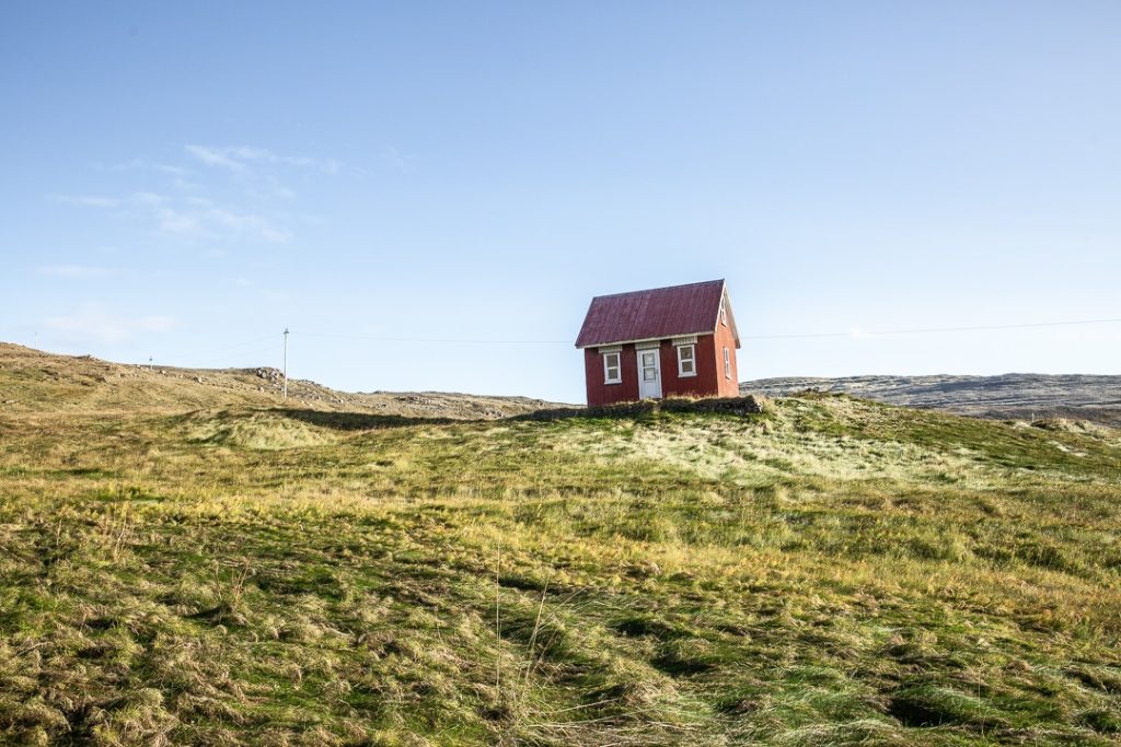 maison isolée dans les couleurs automnales des fjords islandais