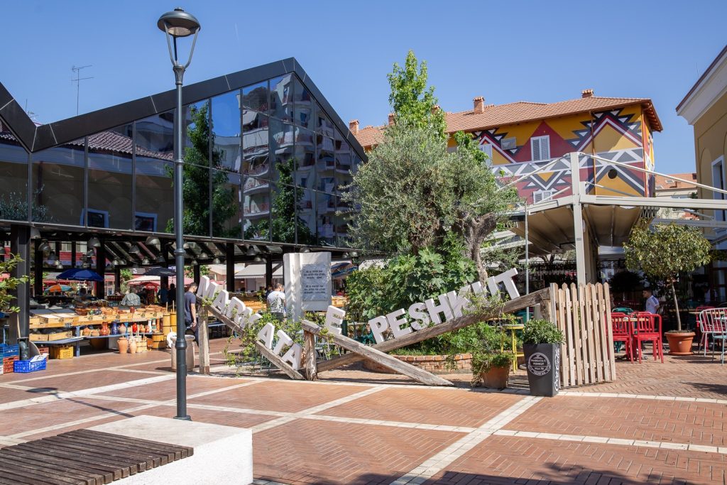 place du marché dans le quartier Pazari i ri à tirana