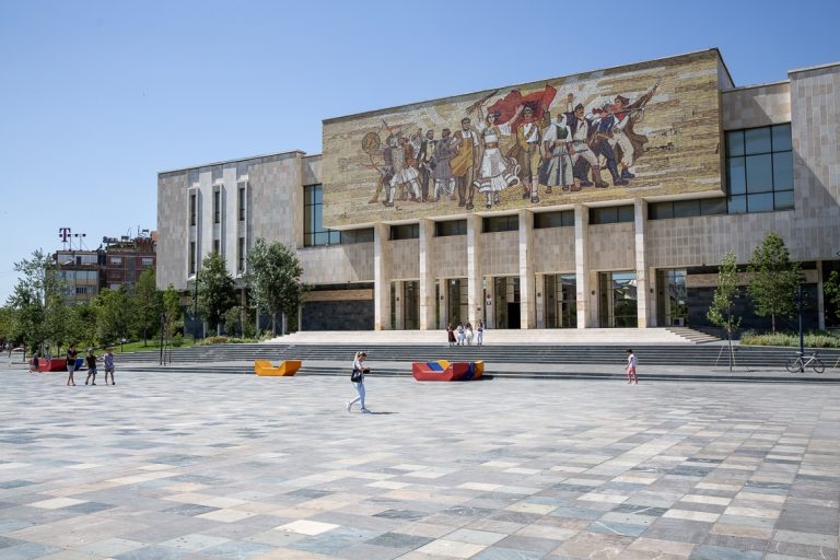 Façade du Musée national d’histoire de Tirana, ornée d’une immense fresque représentant des scènes historiques albanaises, un incontournable à voir à Tirana.