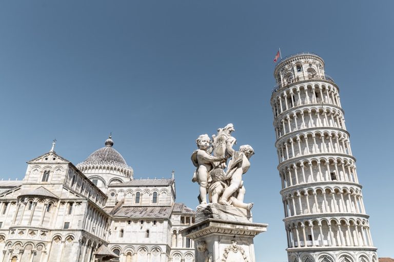 Tour penchée en art roman pisan, ainsi que le duomo de la place des miracles