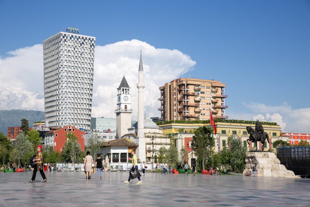Statue équestre de Skanderbeg et mosquée Et’hem Bey sur la place centrale de Tirana, des symboles emblématiques à découvrir absolument à Tirana.