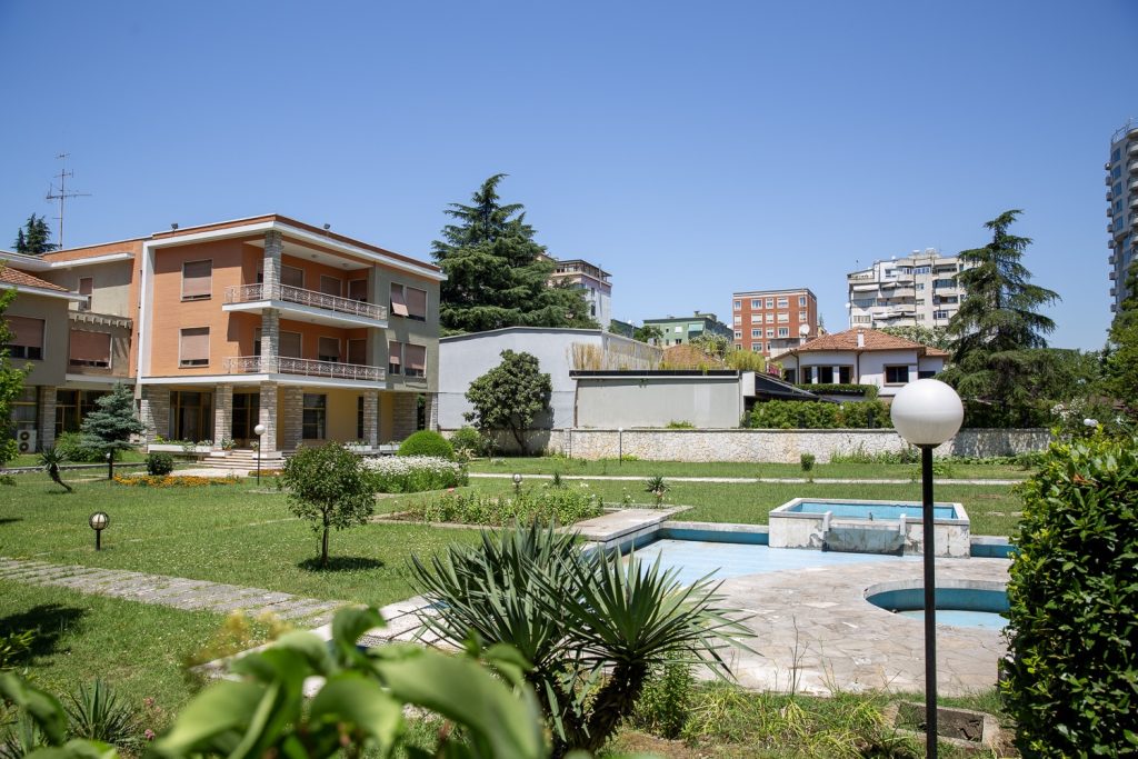 jardins et façade de la résidence de l'ancien dictateur Enver Hoxha