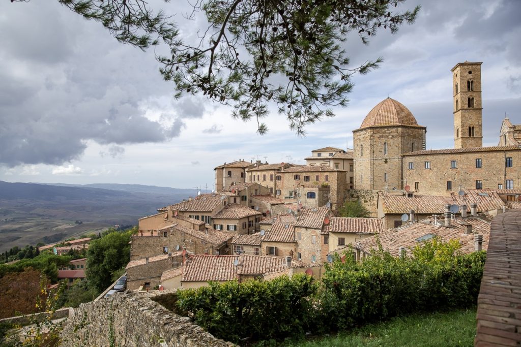 vue panoramique sur les toits rouges de Volterra en Toscane