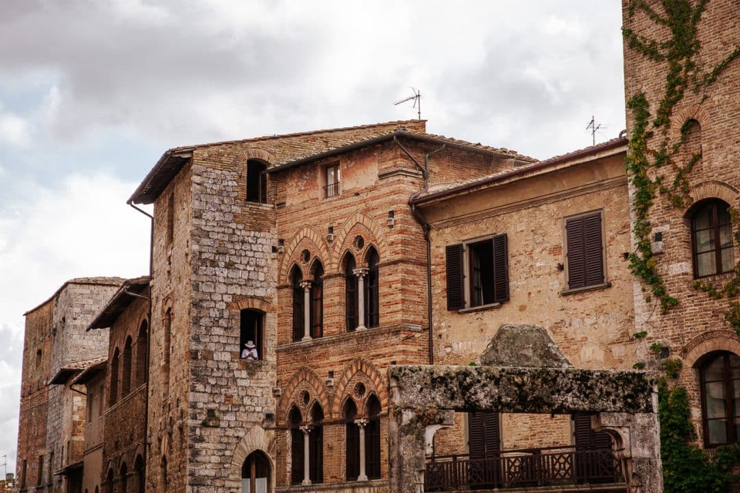 Façades des maisons médiévales de la pizza della cisterna à San Gimignano