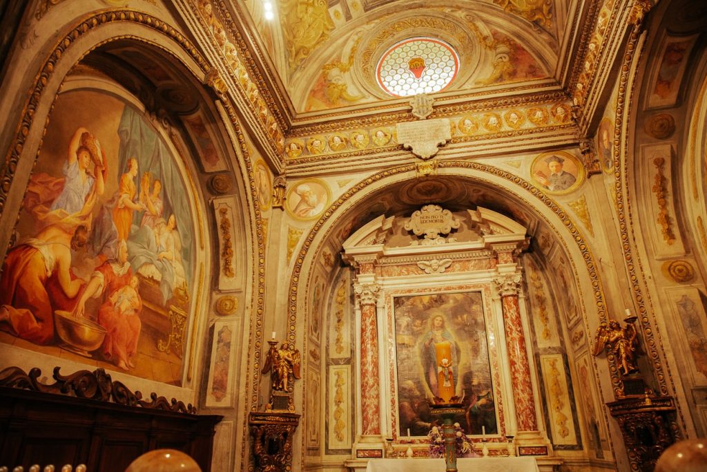 chapelle dorée décorée de fresques à voir dans le duomo de San Gimignano