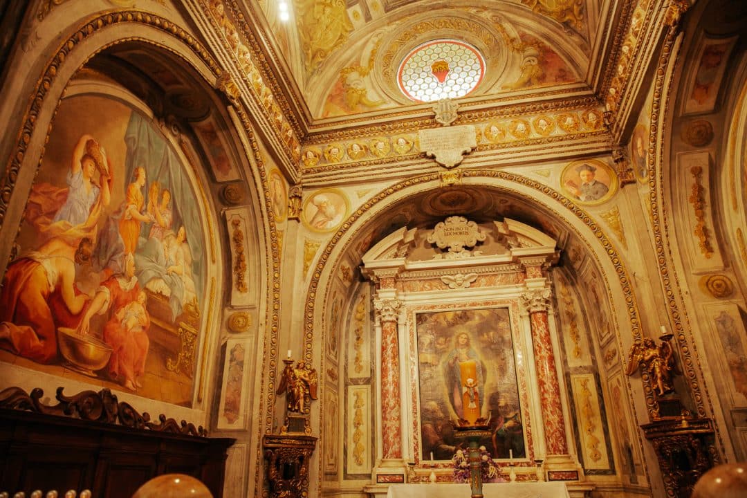 chapelle dorée décorée de fresques à voir dans le duomo de San Gimignano