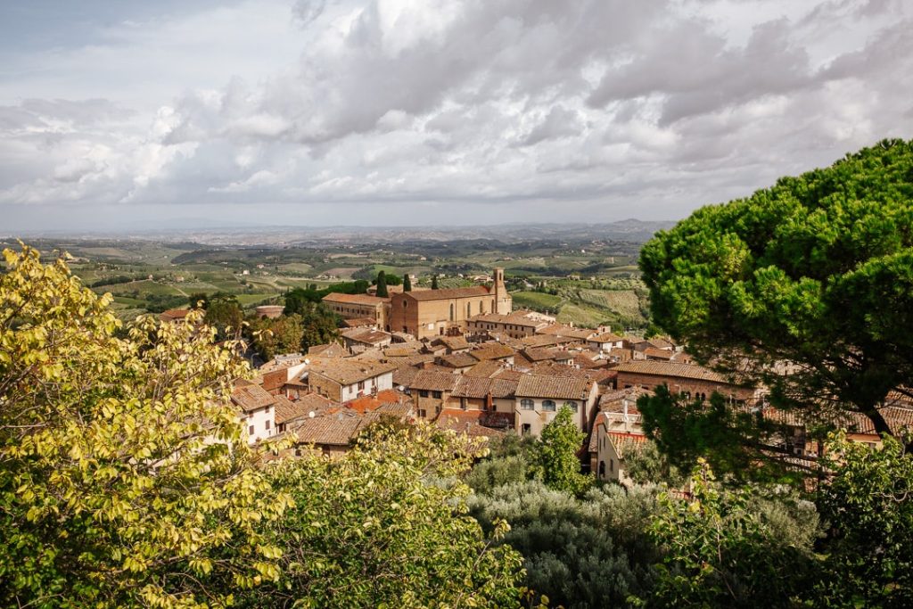 ville de San Gimignano entourée par les collines parsemées de vignes de la vallée d'Elsa en Toscane
