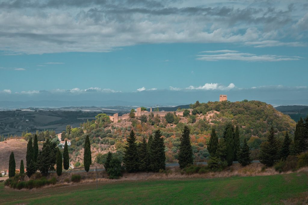 Vue sur la forteresse de Monticchielo depuis les campagnes alentours